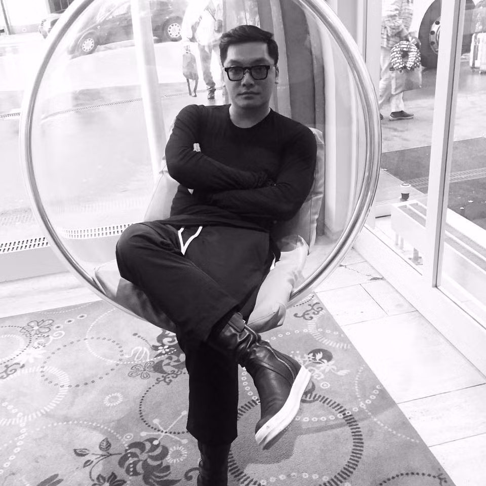 Hiện tại, những hình ảnh của thầy Mai Linh đang được chia sẻ chóng mặt trong cộng đồng yêu thời trang đặc biệt là các bạn trẻ. Ai cũng hâm mộ và hết lời khen ngợi về sự cá tính của thầy giáo trẻ này.