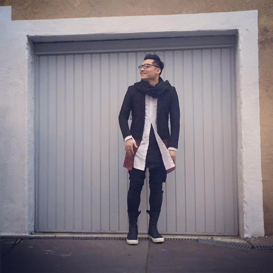 Phần lớn mặc phong cách dark wear nên thầy Mai Linh thường mặc trang phục của Rick Owens. Hôm nào muốn thoải mái hơn thầy sẽ chọn mặc streetwear Vans hoặc Supreme.