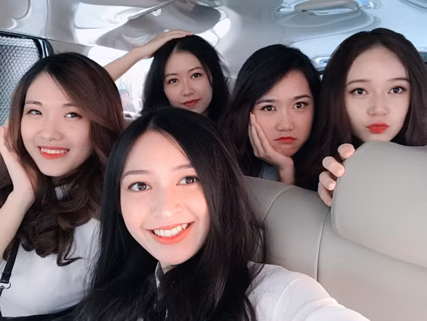 Còn về phần thông tin của các cô nàng này thì nhiều dân mạng đã lần mò ra rằng, chỉ có 3/5 người trong bức ảnh "trường có 5 nàng tiên" thuộc biên chế ĐH Kinh tế quốc dân Hà Nội, 2 bóng hồng còn lại hiện đang theo học trường khác. Và danh tính lần lượt các cô nàng từ trái sang phải đó là Nguyễn Hồng Nhung, Trần Anh Thư, Nguyễn Trang Nhung, Lưu Linh và Nguyễn Mai Anh.