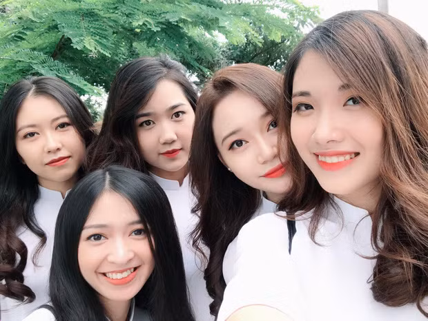 Điều khác biệt ở bức ảnh của nhóm nữ sinh trường ĐH Kinh tế Quốc dân đó là không phải một mà cả 5 cô nàng đều xinh đẹp và tỏa sáng. Sau khi những hình ảnh chụp chung của 5 cô bạn được đăng tải thì khỏi phải nói các chàng trai đã được phen nháo nhào trong khi đó dân mạng thì lùng sục hết ngóc ngách để khai thác thông tin về các nhân vật trên.