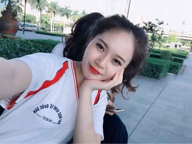 Nhiều dân mạng còn ước ao rằng nếu có cơ hội sẽ tìm một chân học ở trường ĐH Kinh tế Quốc dân để hàng ngày được ngắm 3 trong 5 bóng hồng từng nổi tiếng nhờ bức ảnh chụp chung trên. Ảnh trong bài: NEU Confession.