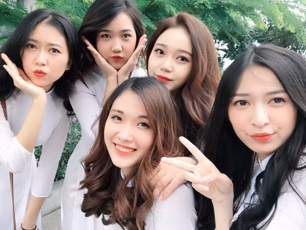 Ngay sau khi bức ảnh được dân mạng đặt tên "trường có 5 nàng tiên" được đăng tải đã nhận về hơn 88.000 lượt chia sẻ cùng 3200 lượt bình luận và bên cạnh đó không thiếu những lời tán thưởng cho nhan sắc của các cô nàng trên.