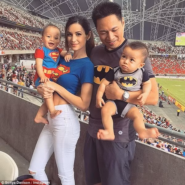 Sonya Davison Sanchez hiện là MC, người mẫu, sống tại Singapore. Do có trong mình 3 dòng máu Trung Quốc, Thái Lan và Anh, nên nhan sắc của bà mẹ bỉm sữa này là sự pha trộn giữa các nét Âu - Á, tạo nên vẻ đẹp hút hồn và nổi bật.