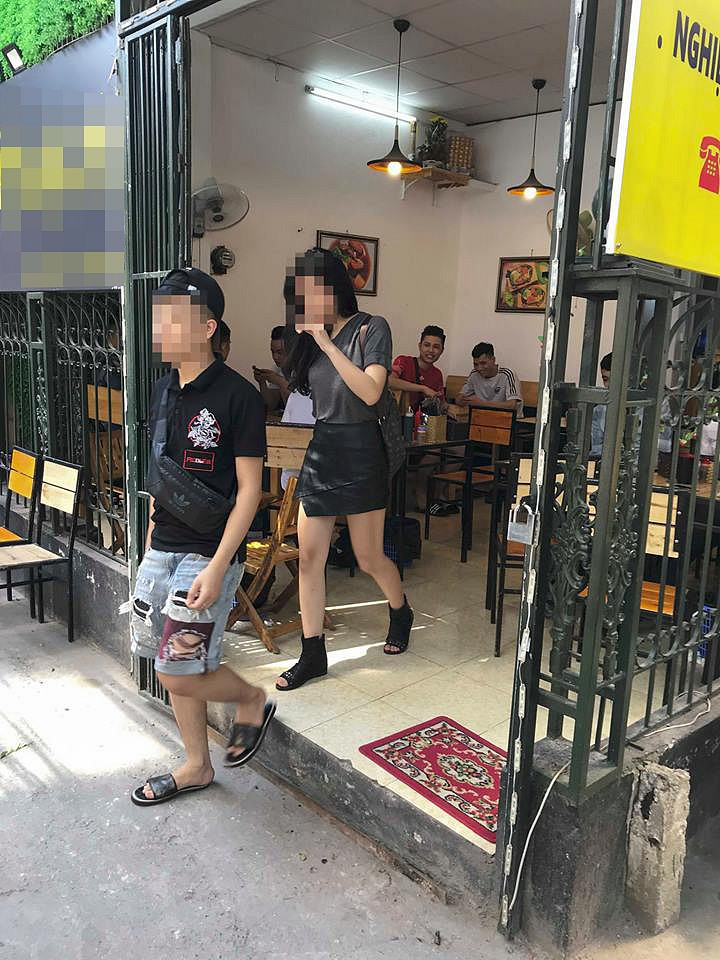 Sự việc tiếp tục diễn ra, khi cô gái đùng đùng đứng dậy bỏ ra ngoài, bắt xe ôm để về. Chàng trai liền chạy theo và nhận được cái kết đó là lời chia tay từ cô gái.