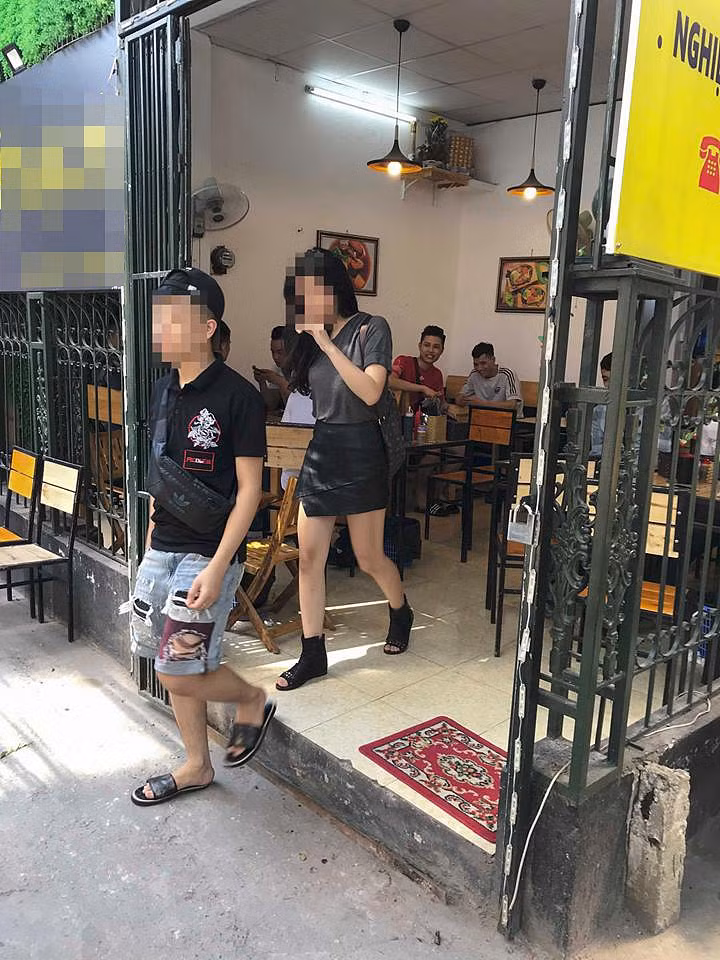 Sự việc tiếp tục diễn ra, khi cô gái đùng đùng đứng dậy bỏ ra ngoài, bắt xe ôm để về. Chàng trai liền chạy theo và nhận được cái kết đó là lời chia tay từ cô gái.