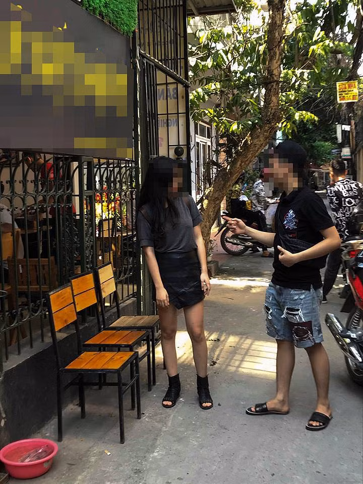 Sự tranh cãi gay gắt của cặp đôi nam nữ này khiến nhiều người trong quán chú ý và họ chia sẻ câu chuyện lên MXH.