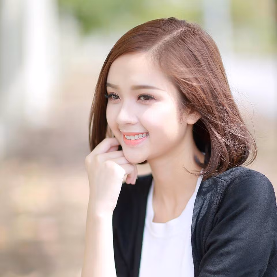 Ánh Trương tên đầy đủ là Trương Ngọc Anh sinh ra và lớn lên tại Tuyên Quang, hiện tại cô nàng này đang theo học tại khoa thiết kế Đồ họa - Graphic Design tại Đại học Mỹ thuật công nghiệp Hà Nội.