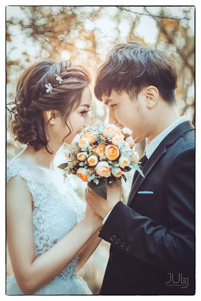 Dù danh tiếng của mình đang lên như diều gặp gió nhưng Ánh Trương lại vừa khiến bạn bè cũng như nhiều cư dân mạng bất ngờ khi âm thầm đăng bức ảnh cưới hiếm hoi của mình với ý nghĩa muốn thông báo rằng cô sẽ lập gia đình trong thời gian tới.