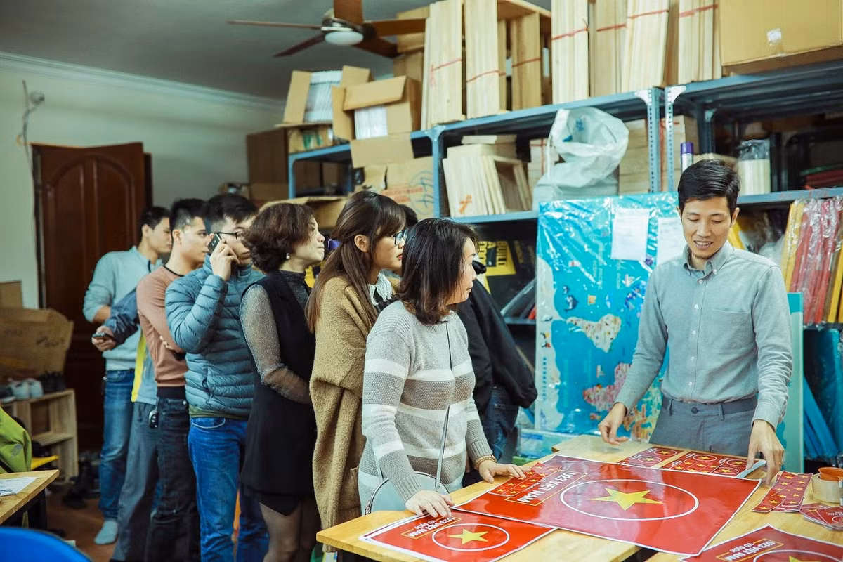 Xuất phát từ việc muốn thể hiện tinh thần ủng hộ các cầu thủ đội tuyển U23 Việt Nam trong trận chung kết giải U23 châu Á gặp đối thủ Uzbekistan, xưởng tranh của anh Vũ Minh Trà (tại đường Hoàng Đạo Thúy, Cầu Giấy, Hà Nội) đã in hàng nghìn tấm decal hình cờ đỏ, sao vàng, miếng dán nắp capo ô tô với dòng cổ động “U23 Việt Nam vô địch”.