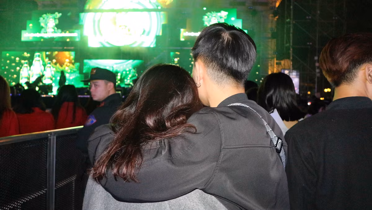 Ngoài những nhóm bạn đi "quẩy" cùng với nhau thì rất nhiều cặp đôi cũng chọn sự kiện đếm ngược chào đón năm 2018 là địa điểm tận hưởng những phút giây chuyển giao giữa năm cũ và năm mới đầy ý nghĩa. Họ trao cho nhau những cái ôm, hôn nồng thắm trong khoảnh khắc cực đẹp này.