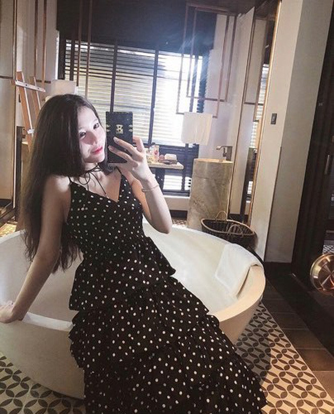 Kalli Nguyễn, cô bạn bị đồn hẹn hò với thiếu gia Phan Hoàng không hề có ý định bán nude như Thúy Vi hay Tú Hảo nhưng vẫn có những chiếc ảnh xịn xò bên cạnh bồn tắm này. Bởi thế, đâu phải lúc nào con gái vào phòng tắm cũng để... tắm đâu.