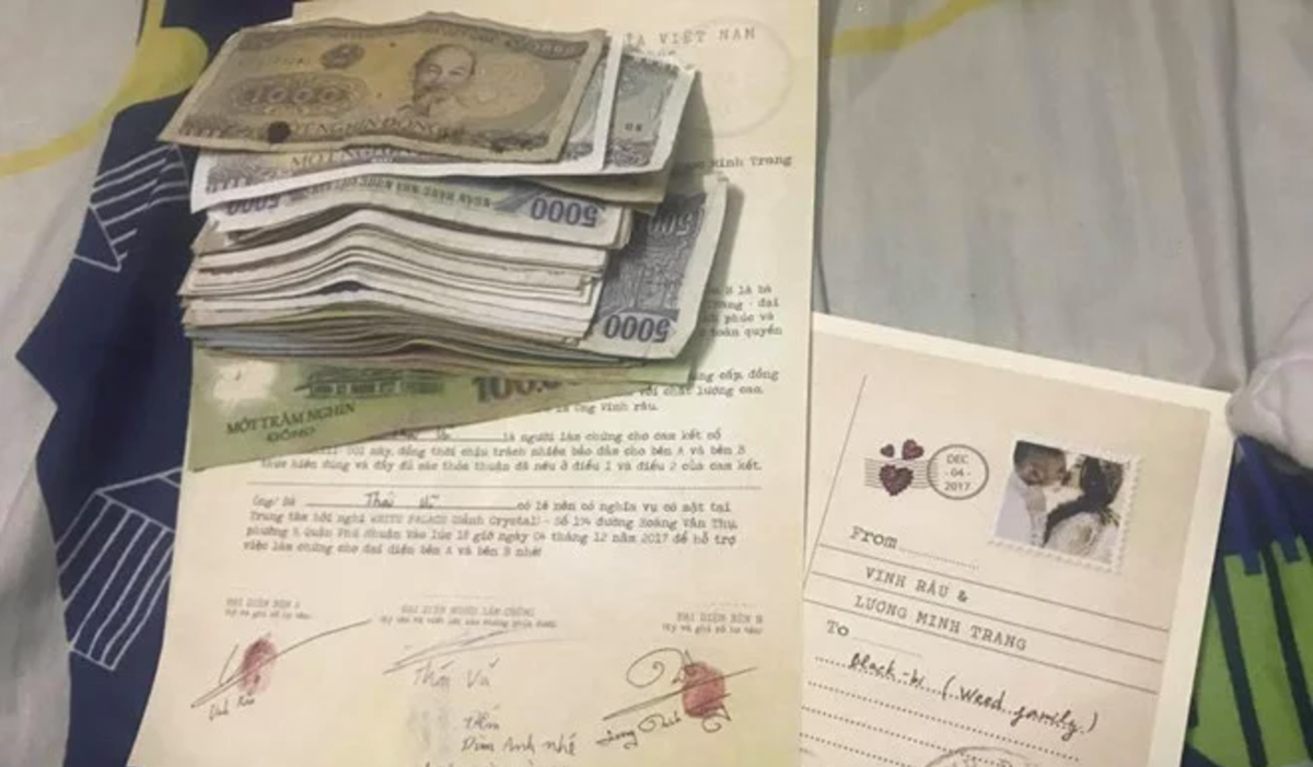 "Tụi nó mừng cho vợ chồng mình một xấp tiền lẻ này với lí do là muốn vợ chồng mình đếm trong đêm tân hôn để khỏi động phòng", Thúy Hằng trả lời thêm trong bài viết của mình.