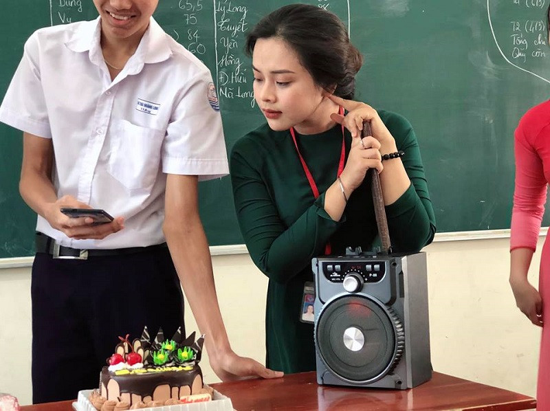 Cụ thể, trên một group có tiếng dành cho học sinh sinh viên, một số bức ảnh chụp lén nữ giáo viên thực tập đang chăm chú làm việc nhận được sự quan tâm của đông đảo dân mạng.