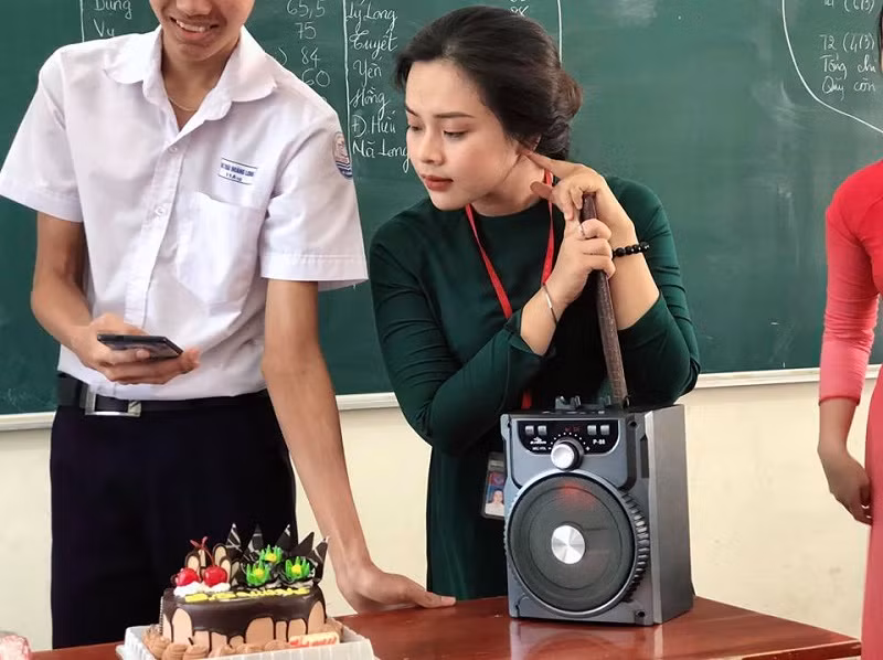 Cụ thể, trên một group có tiếng dành cho học sinh sinh viên, một số bức ảnh chụp lén nữ giáo viên thực tập đang chăm chú làm việc nhận được sự quan tâm của đông đảo dân mạng.