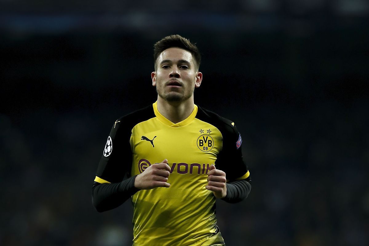 Báo chí Tây Ban Nha loan tin, Real Madrid đã bước vào bàn đàm phán với Dortmund, liên quan đến hậu vệ trái Raphael Guerreiro.