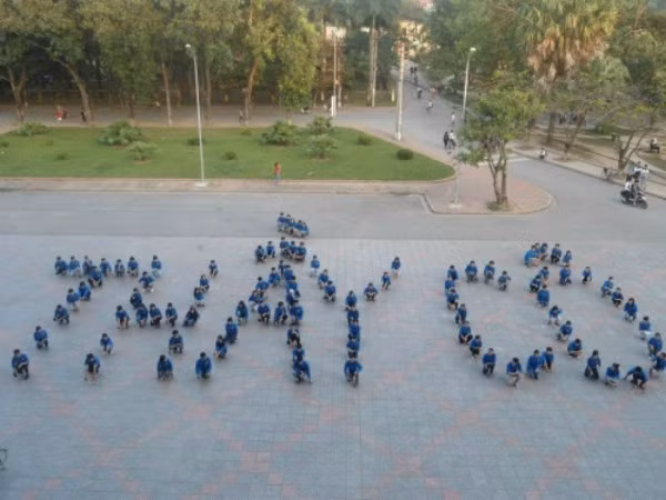 Với tất cả tình yêu, kính trọng, biết ơn các thầy cô giáo, gần trăm sinh viên ĐH Nông nghiệp Hà Nội cùng nhau xếp chữ và tạo thành một video clip mang tên “Món quà tri ân nhà giáo”.