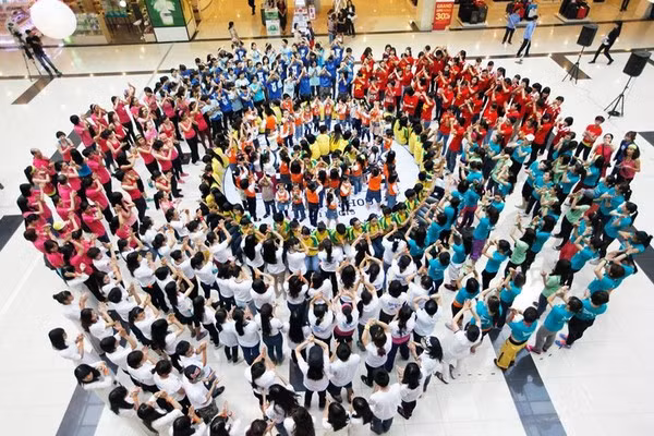Không chỉ vậy, các bạn trẻ còn tụ tập nhau lại dàn dựng những màn nhảy flashmob cực chất dành tặng các thầy cô nhân ngày nhà giáo Việt Nam 20/11.
