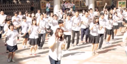 Không chỉ vậy, rất nhiều các bạn học sinh THPT đã dùng chính giờ ra chơi của mình tạo nên không khí sôi động ngay trong sân trường bằng những màn nhảy cực đẹp để kính tặng các thầy cô của mình.