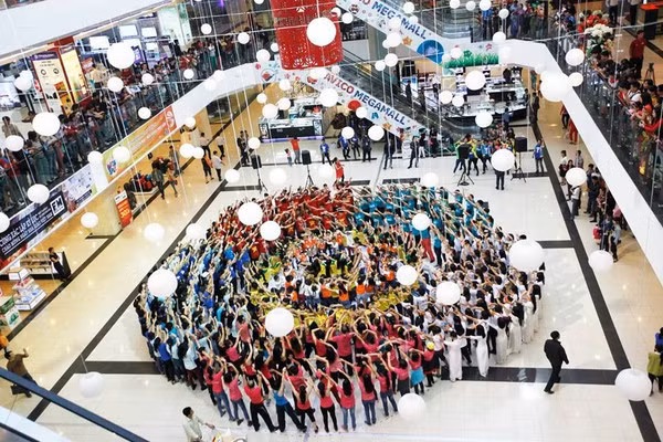 Các bạn học sinh đã xếp bông hoa năm cánh với các màu sắc khác nhau để gửi đến các thầy cô giáo nhân ngày 20/11 và cùng hát vang bài “Bụi phấn”.