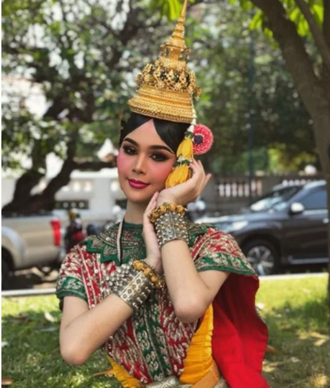 Rika trong trang phục lễ hội truyền thống của Thái Lan,