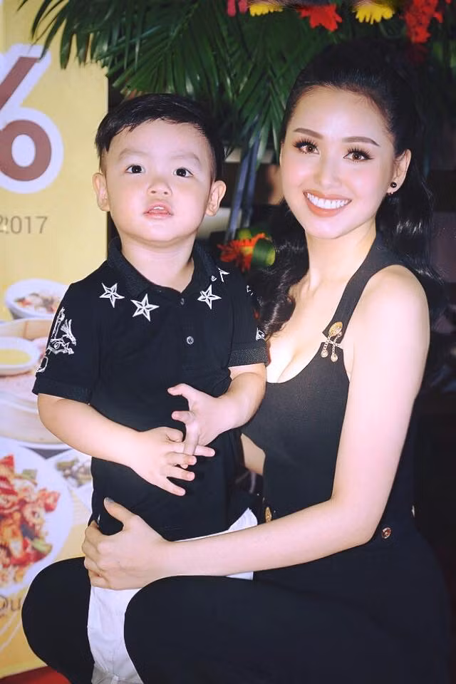 Tâm Tít - hot girl cùng thời với Huyền Baby cũng rời showbiz, lập gia đình với một thiếu gia giàu có. Cô vừa sinh bé trai thứ hai vào cuối tháng 7/2017