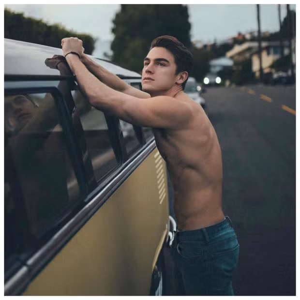 Anh chàng đẹp trai Mỹ mới nổi với "góc nghiêng thần thánh" đó là Sean Daniels (SN 1989) . Hiện Daniels đang là người mẫu thuộc công ty DT Model Management – Mỹ.