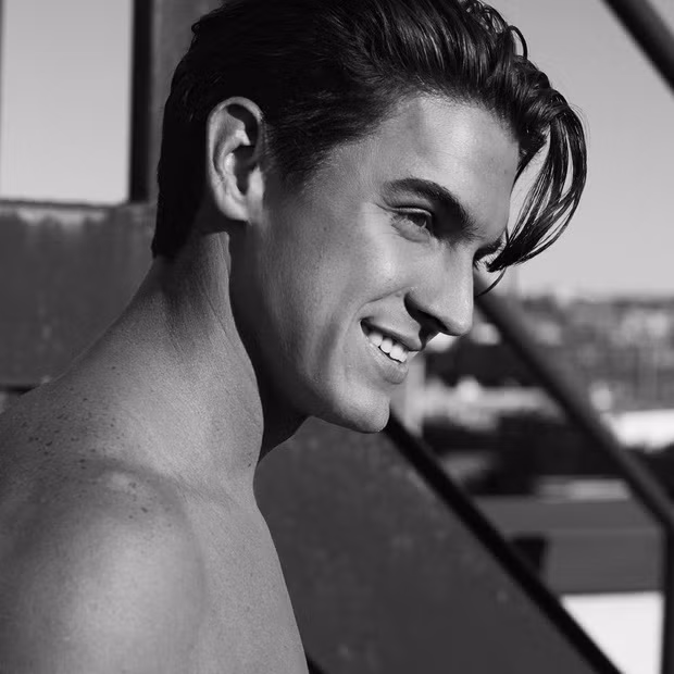 Trở thành gương mặt quen thuộc của sàn catwalk và những thương hiệu nổi tiếng, Daniels thường xuyên "biến hóa" đa dạng với những phong cách khác nhau.