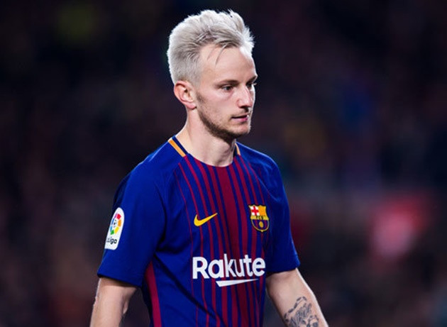 Sau thời gian vướng vào vô số lùm xùm liên quan đến việc chuyển đến PSG, cuối cùng, Ivan Rakitic quyết định tiếp tục gắn bó với đội chủ sân Camp Nou.