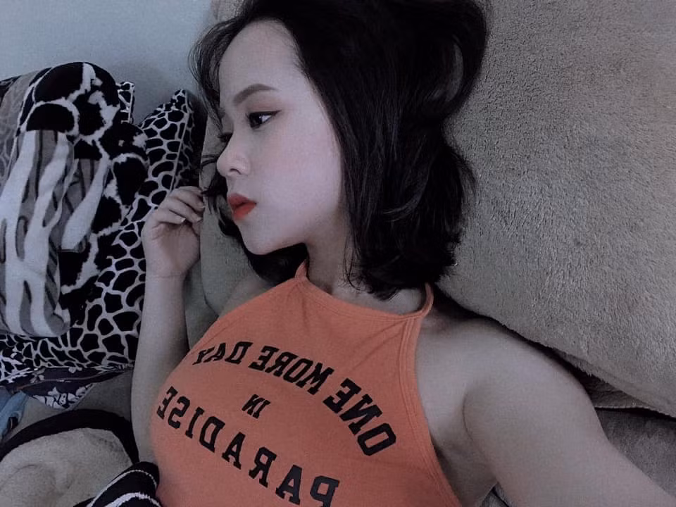 Cùng xem thêm vài bức ảnh về cô nàng nữ sinh 13 tuổi ăn mặc phản cảm đang được CĐM chú ý.