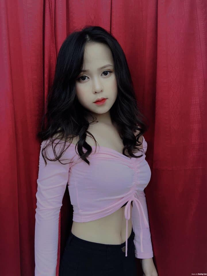 "Em chẳng bao giờ muốn bố mẹ phải thất vọng về mình khi họ luôn yêu thương và ủng hộ em như thế. Bởi vậy em luôn cố gắng trong tất cả mọi việc". Thùy Trang chia sẻ thêm.