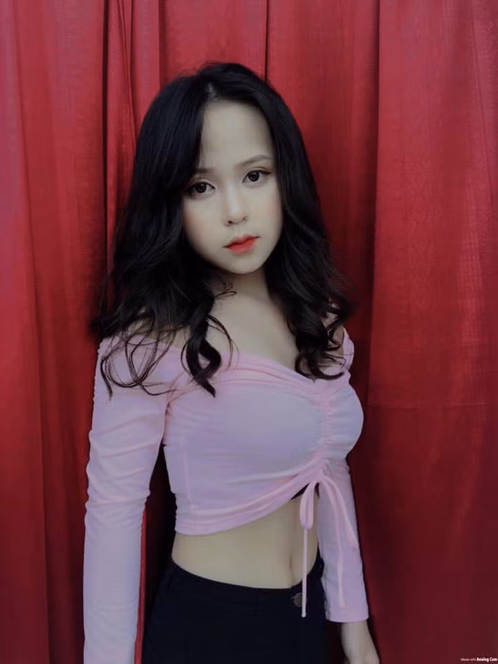 "Em chẳng bao giờ muốn bố mẹ phải thất vọng về mình khi họ luôn yêu thương và ủng hộ em như thế. Bởi vậy em luôn cố gắng trong tất cả mọi việc". Thùy Trang chia sẻ thêm.