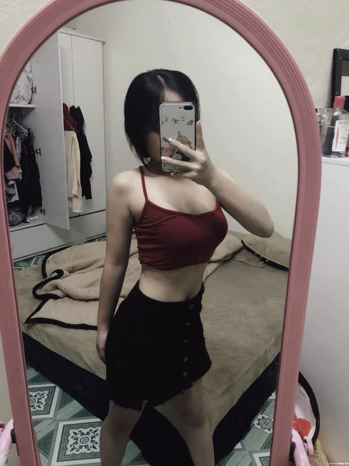 "Em có đọc hết những bình luận. Thật ra cái gì cũng có mặt trái cả. Khi chụp hình em cũng nghĩ là sẽ nhận về các phản ứng trái chiều vì nó hơi đặc biệt. Tuy nhiên, em vẫn giữ nguyên quan điểm cách ăn mặc và các bức hình không có gì phản cảm hết. Bây giờ là thời đại mới rồi, không thể gò bó như xưa nữa", Thùy Trang thẳng thắn chia sẻ.