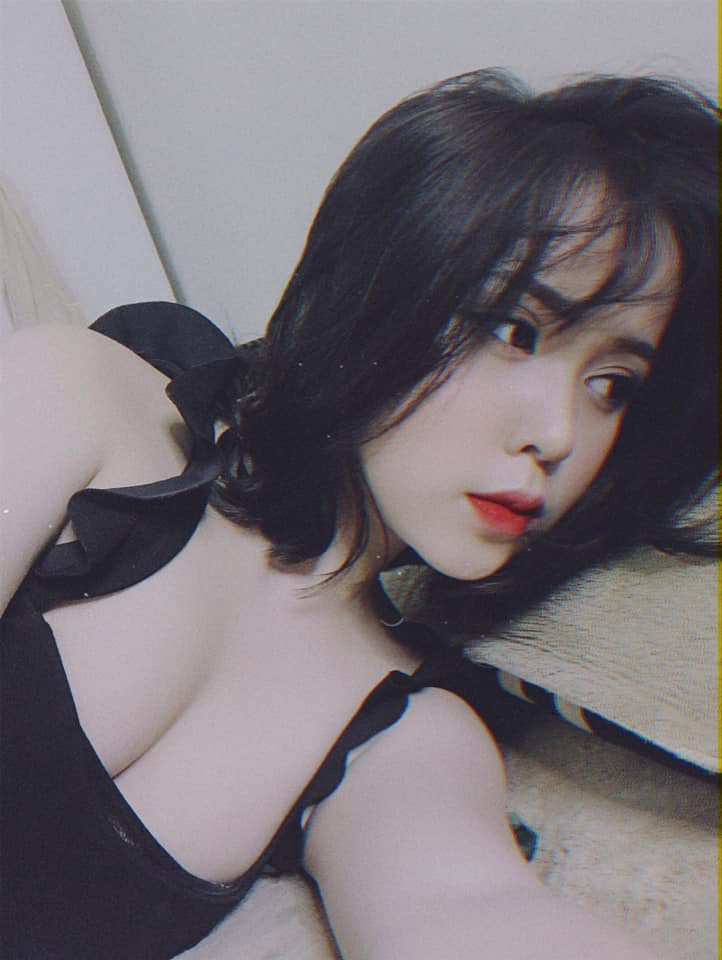 Không chỉ chụp những tấm ảnh táo bạo, Thùy Trang cũng luôn makeup và điều đó khiến cô già so với tuổi theo đánh giá từ mọi người.