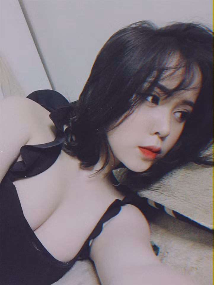 Không chỉ chụp những tấm ảnh táo bạo, Thùy Trang cũng luôn makeup và điều đó khiến cô già so với tuổi theo đánh giá từ mọi người.