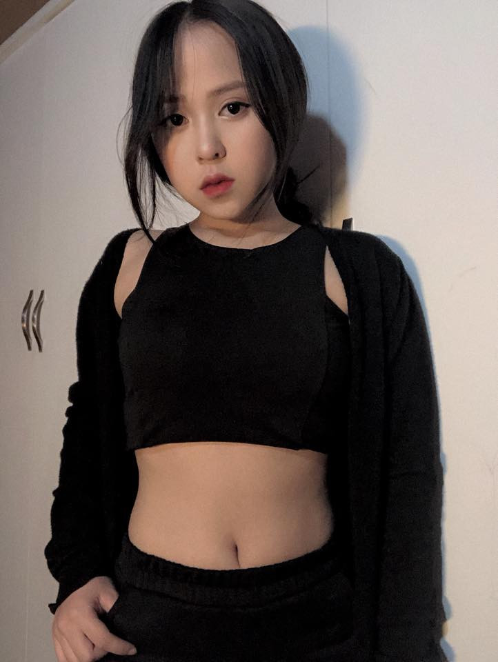 Chia sẻ thêm về phong cách của mình, Thùy Trang cho biết cô đang hướng tới bản thân thích thú và muốn theo đuổi phong cách quyến rũ "một cách nhẹ nhàng".