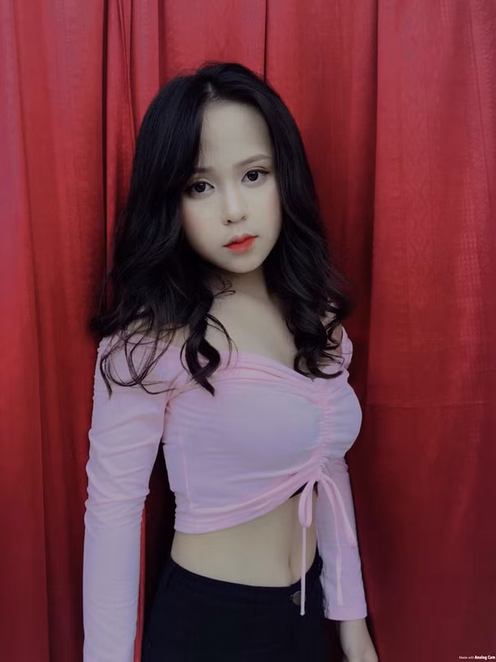 Đứng trước những lời chỉ trích mình, Nữ sinh 10X Thái Nguyên đã có những lời trần tình rằng: "Những tấm hình em tự chụp cho mình như một cách lưu giữ khoảnh khắc làm kỷ niệm thôi. Em thấy thích thì chụp và cảm thấy các tấm hình chẳng có gì phản cảm hết".