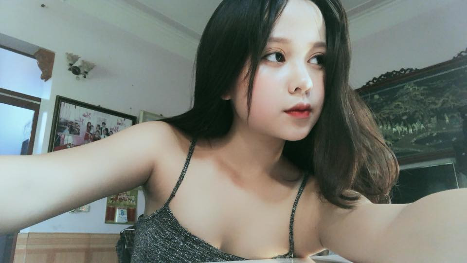 Nữ sinh ăn mặc phản cảm này có tên Nguyễn Thùy Trang, sinh năm 2006 và đang học một trường THCS ở Thái Nguyên.