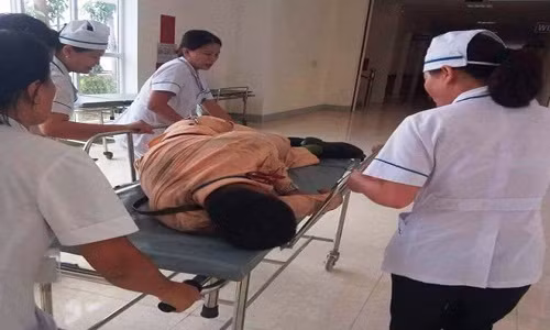 Nhan chung ke vu CSGT bi hat vang khi bam kinh xe dau keo container