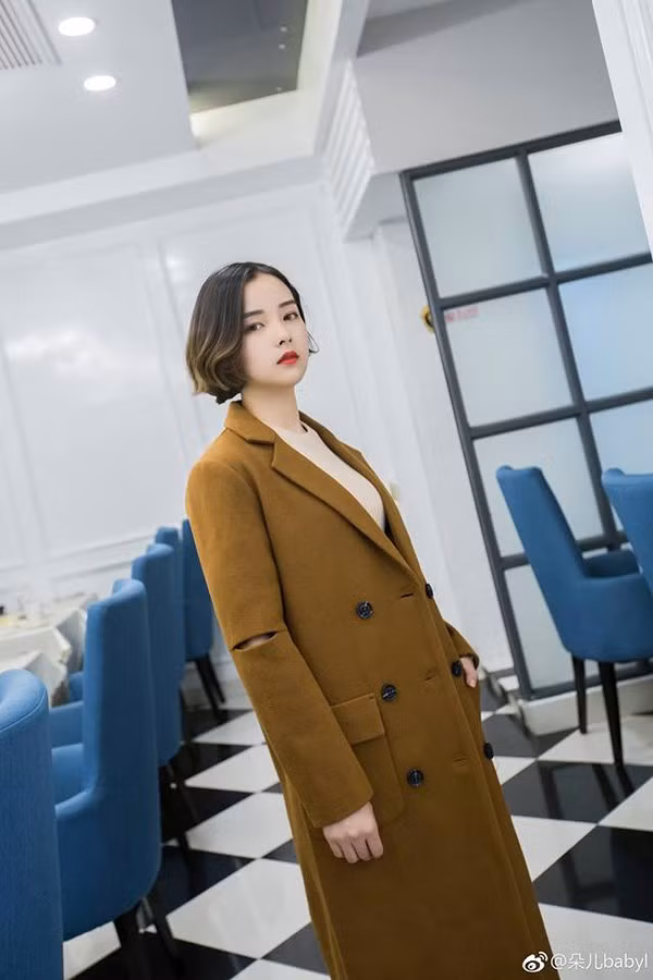 Được biết, chàng trai được "vinh dự" chụp chung với Đóa Nhi trong bức ảnh photoshop của mình có tên Nguyễn Văn Sỹ (22 tuổi, quê Hưng Yên). Chia sẻ với bạn bè, Sỹ cho biết chỉ làm bức ảnh này trong 15 phút vì vậy nên còn nhiều chỗ chưa được thật lắm và ghép cho vui chứ không có ý đồ gì câu like hay view.