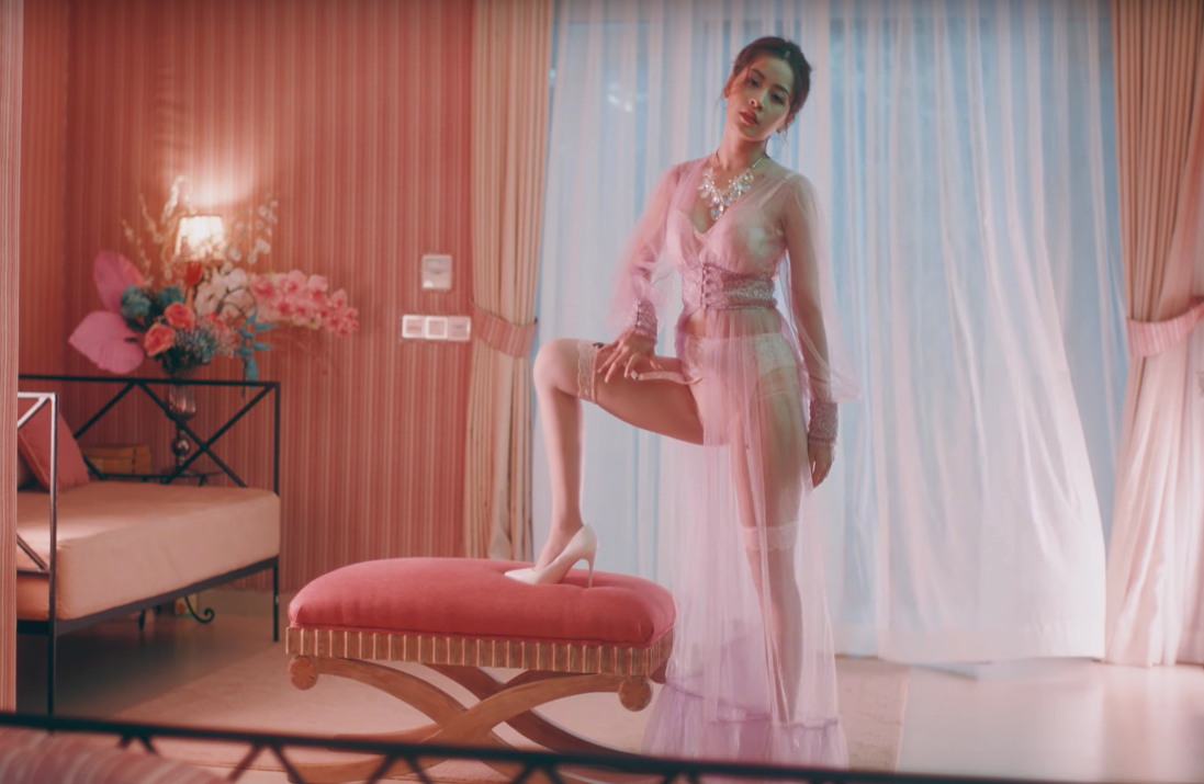 Chi Pu, Dong Nhi cung “lot xac”, ai gay soc nhat?