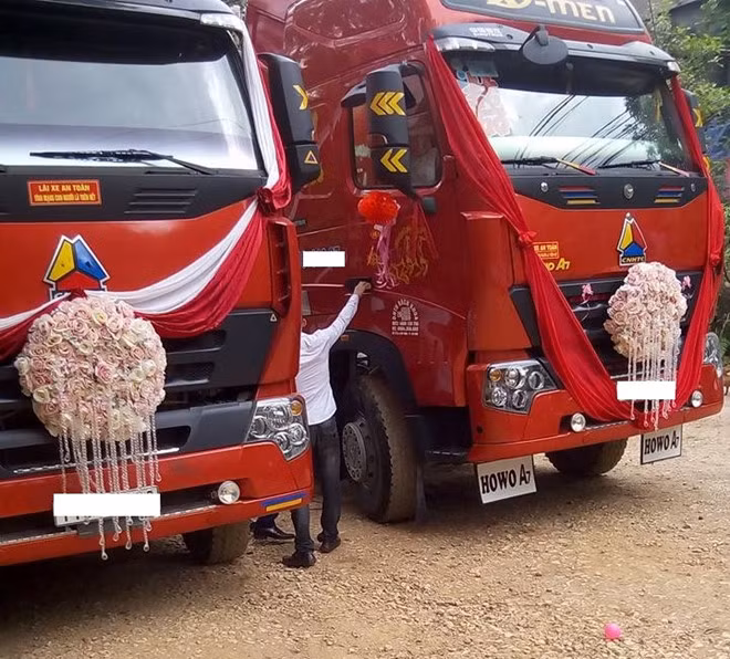 Chiếc xe đầu kéo được trang hoàng kĩ lưỡng để chuẩn bị tham gia vào cuộc rước dâu tại Thái Nguyên.