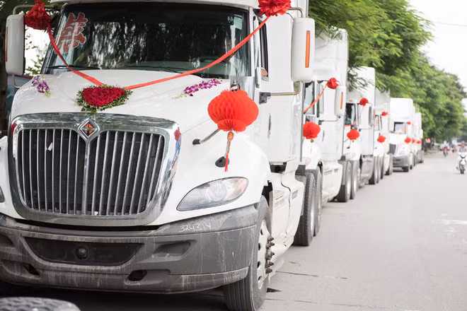 Lễ ăn hỏi gây chú ý với dàn xe đầu kéo trắng này được diễn ra tại đường Hùng Vương (phường Sở Dầu, Hải Phòng).