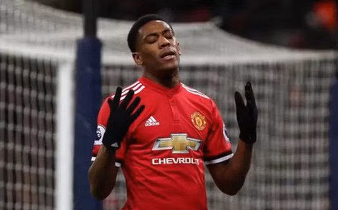 Theo báo giới Anh, HLV Mourinho sẵn sàng bật đèn xanh để Martial rời khỏi Old Trafford và điểm đến của cầu thủ người Pháp có thể là Juventus, Chelsea hoặc Arsenal.