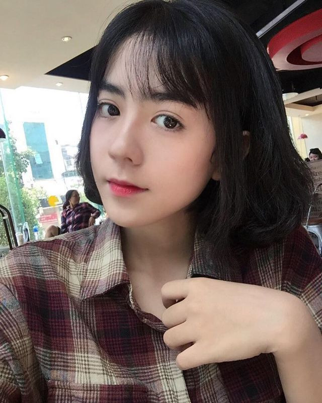 Chia sẻ về bức ảnh, Kim Yến cho biết rằng khoảnh khắc được ghi lại khi cô bạn đang thuyết trình tại điểm thực tế. Bạn cô chụp lén rồi kêu tên, giật mình quay lại lườm rồi cô bạn chuyển trạng thái cười sau khi phát hiện bị trêu.