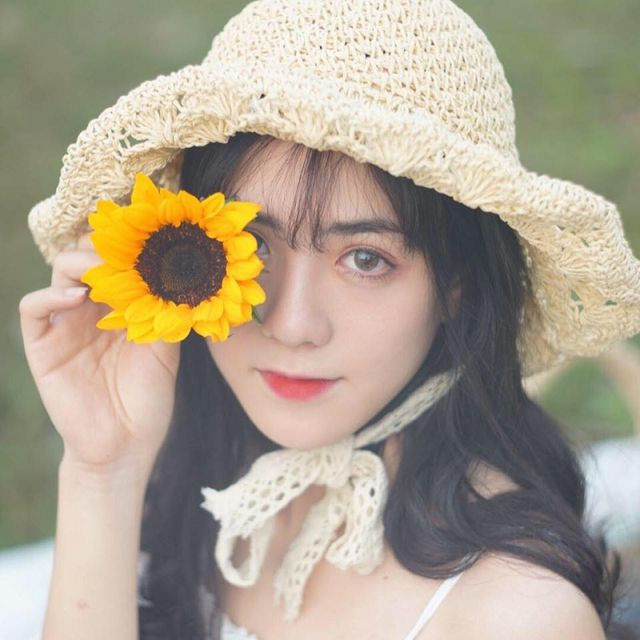 Theo tìm hiểu của CĐM, hot girl dỗi hờn trên đó là Ngô Thị Kim Yến (sinh năm 2000, quê Quảng Nam).