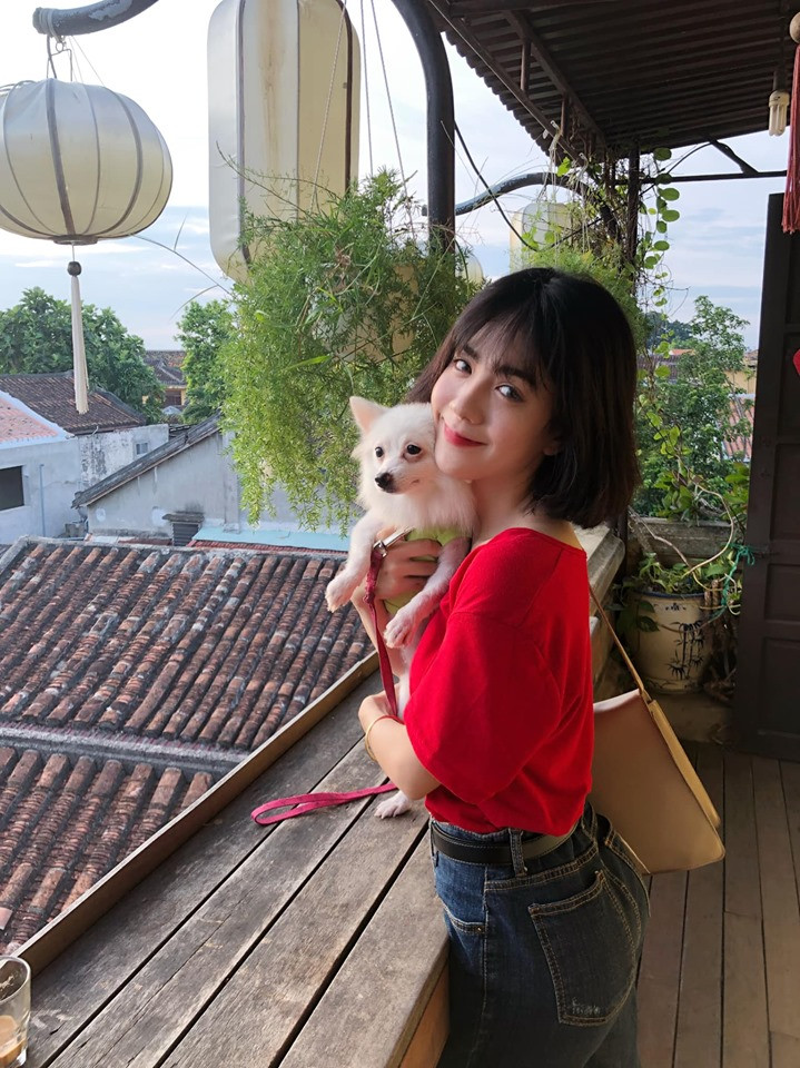 Là một cô gái năng động, ham học hỏi, Kim Yến thích tìm hiểu các cuốn sách nói về những nét văn hóa ở những vùng đất khác nhau. Hơn nữa, ngành cô bạn 10X Quảng Nam này theo học cũng đòi hỏi những hiểu biết nhất định về các địa danh.