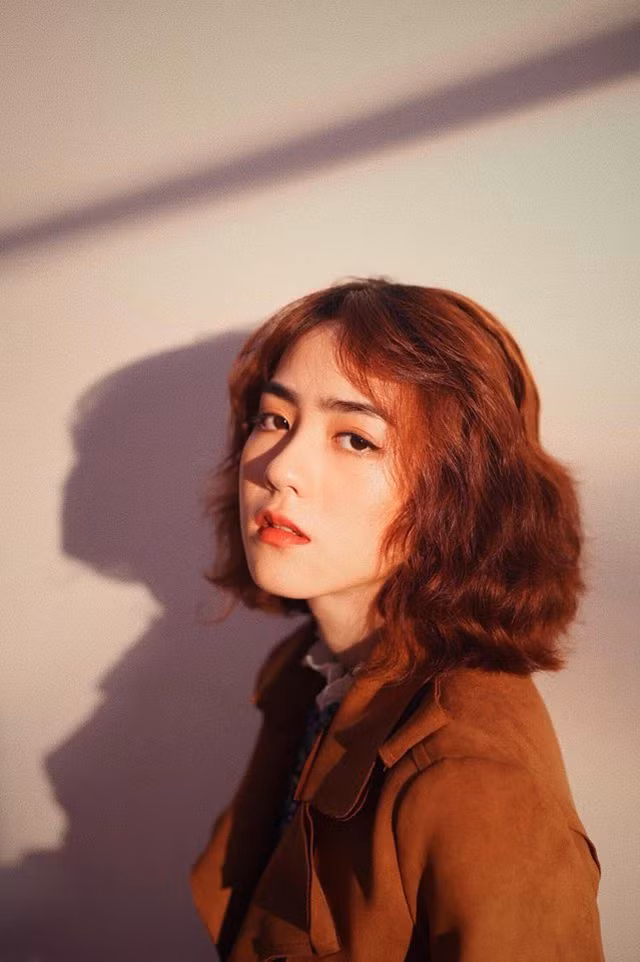 Kim Yến không phải là một gương mặt xa lạ, mà trước đó, cô bạn cũng từng được biết đến với những tấm ảnh khoe góc nghiêng đẹp cùng nụ cười ngọt ngào, tỏa nắng.