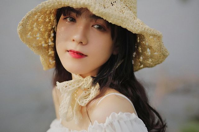 Theo nhận xét của nhiều người, dường như cô gái xuất hiện trong bức ảnh " hot girl dỗi hờn" có siêu năng lực khi phản ứng cực nhanh khi nhìn thấy camera phía sau. Giây trước còn hờn dỗi như bị trêu chọc nhưng giây sau đã nở một nụ cười thật tươi, đốn tim người nhìn.