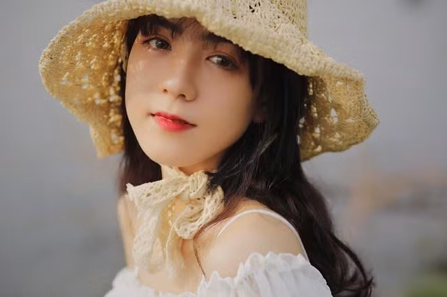 Theo nhận xét của nhiều người, dường như cô gái xuất hiện trong bức ảnh " hot girl dỗi hờn" có siêu năng lực khi phản ứng cực nhanh khi nhìn thấy camera phía sau. Giây trước còn hờn dỗi như bị trêu chọc nhưng giây sau đã nở một nụ cười thật tươi, đốn tim người nhìn.