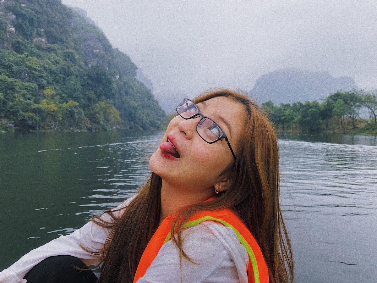 Cụ thể, cũng trên trang cá nhân của mình, Nhật Lê đã đăng một bức ảnh mới toanh với caption khá khiêu khích: "Sắp hè rồi lại sắp được diện đồ dây rồi".